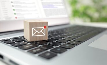 Email,Symbol,On,Wood,Block,Showing,New,Message,On,Laptop